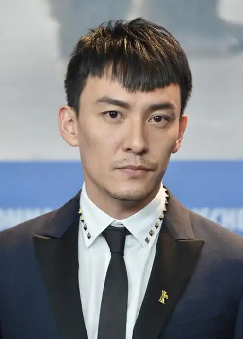 张震换新发型碎刘海减龄萌萌哒