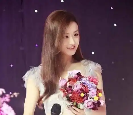 现在,赵丽颖也收获了爱情,嫁给了自己的白马王子冯绍峰,并生下了儿子