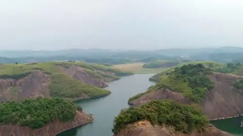 而金牛岛地处资兴市的黄草镇,小东江的清雅源于青山绿水好美