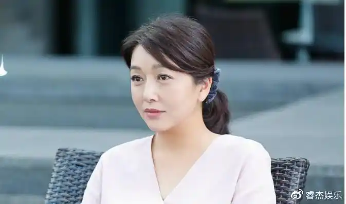 51岁江珊近照36岁丈夫比靳东还要帅18岁女儿很满意