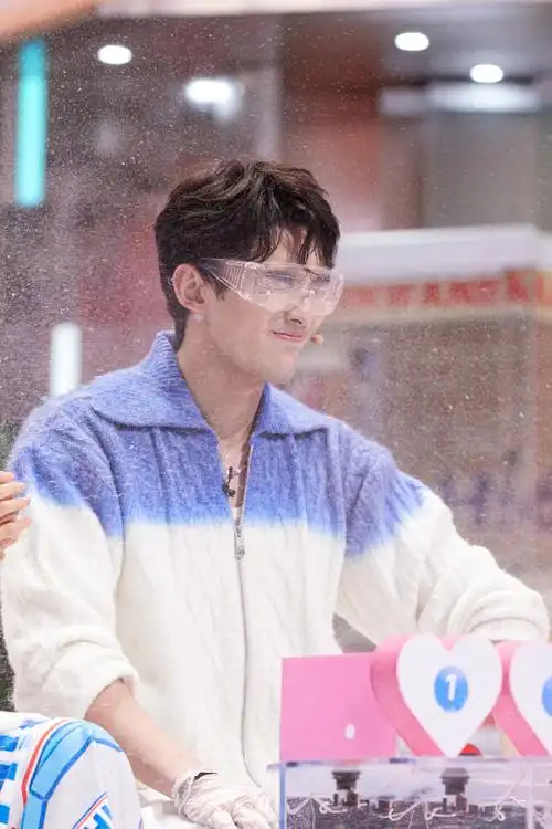 吴磊超话7615#吴磊在暴雪时分#3米高空踢球落地,就在今晚,一起来