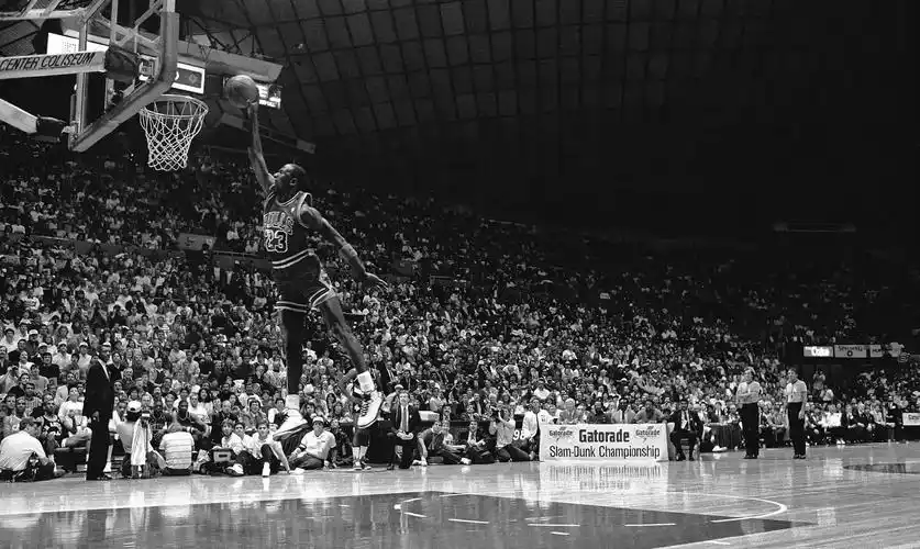 一波关于篮球的文案,和神的扣篮壁纸