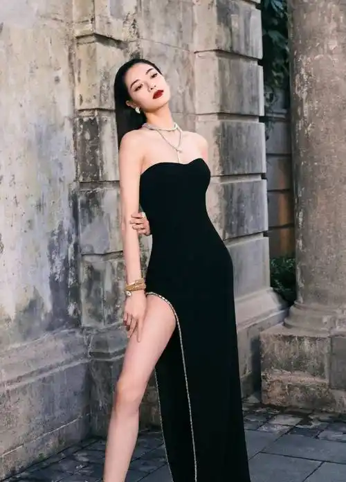 钟楚曦的脸蛋身材属于很高级的那种类型,看起来很大气,但当看到她穿着