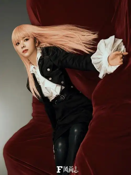 谭松韵风尚志十月刊封面##谭松韵粉发宫廷袖造型