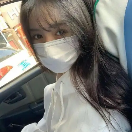 戴口罩的高颜值美女