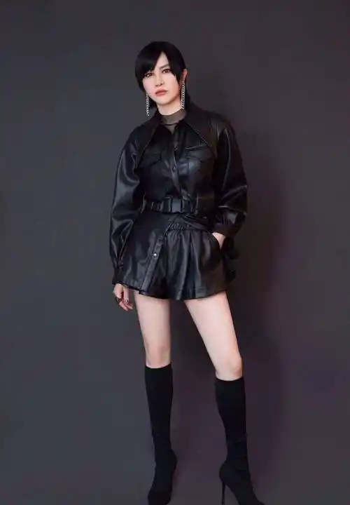 尚雯婕穿皮衣搭配高筒鞋,气场一点都不输小姑娘_风格_时尚_皮质