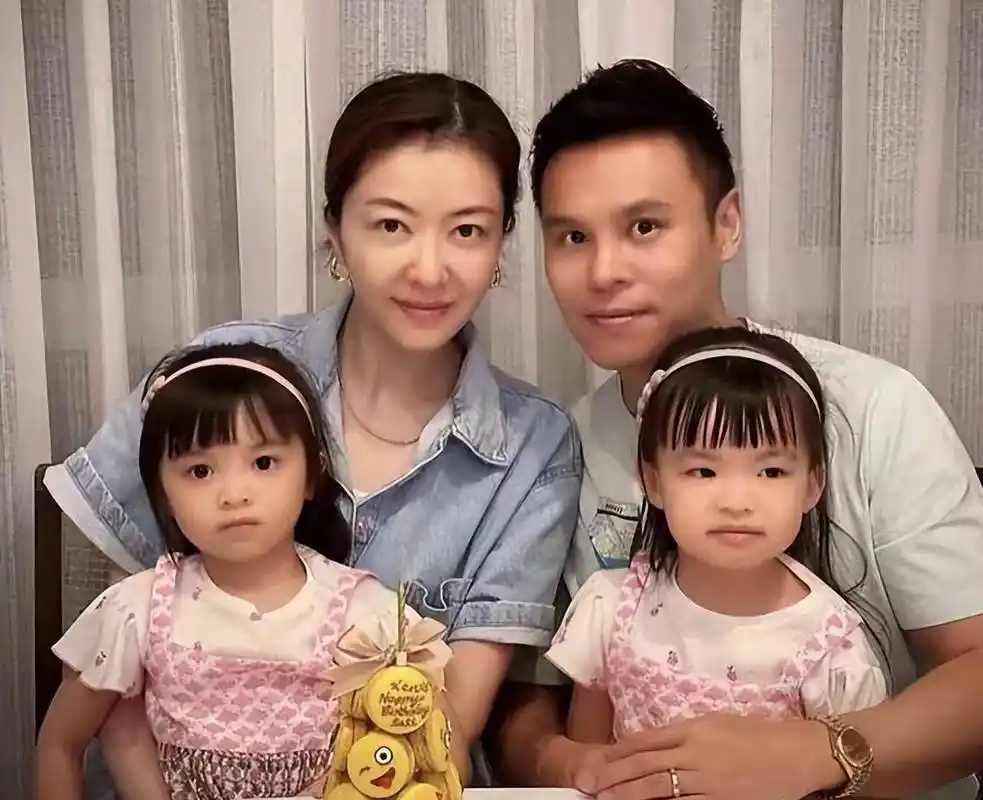 大人有没有整容,看看孩子就知道了,从熊黛林晒出的全家福照片,基本上