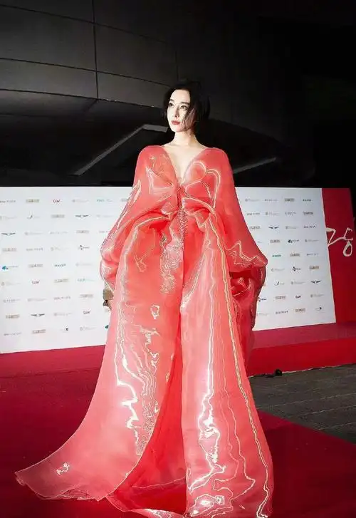 而也就在最近,巴黎时装周正举办的如火如荼,范冰冰虽然没有受到品牌的