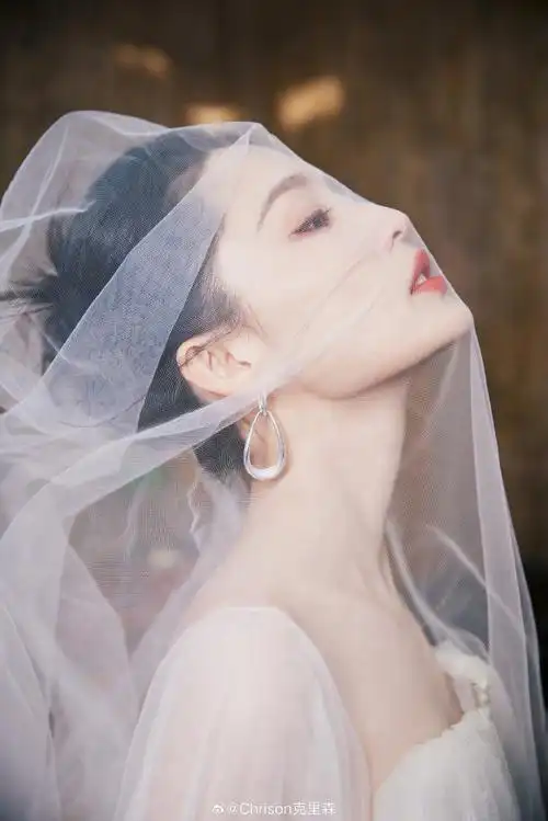 微博视界大会##李沁蝴蝶长纱深v礼裙##李沁淡黄色亮片纱裙