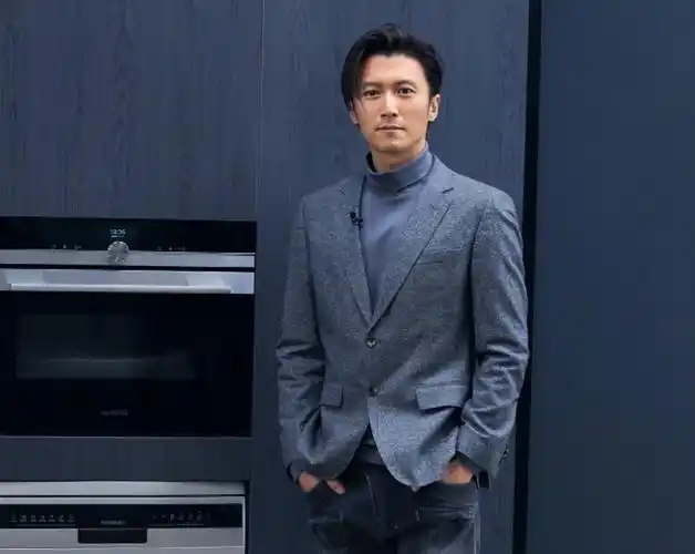 42岁谢霆锋近况令人担心,体型突然消瘦了很多,下巴削尖没有肉感插图1