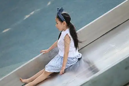 赤脚小女孩背景