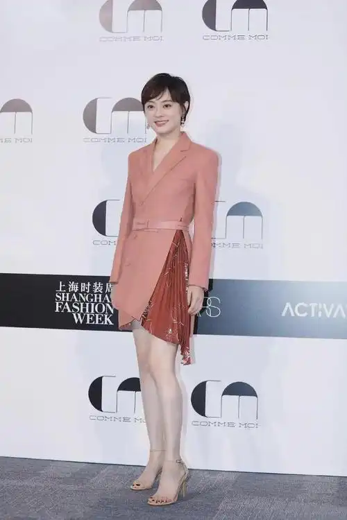 被孙俪美到了珊瑚粉色西装裙高跟鞋的搭配轻熟还很有气质