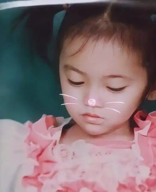 这一次鞠婧祎也是再也坐不住了,主动晒出自己5岁的童年照片,就是为了