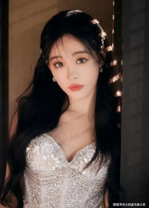 【祝绪丹性感写真壁纸】银色抹胸长裙,美人鱼般婀娜多姿_时尚_气息