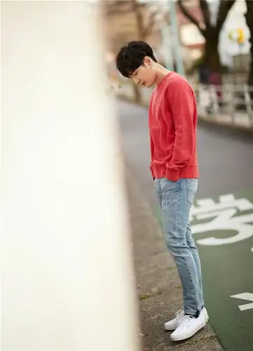 张艺兴最新曝光了一组时尚街拍.