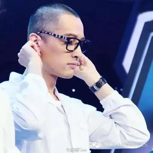 梁朝伟的内凹型发际线,是小时候受过伤