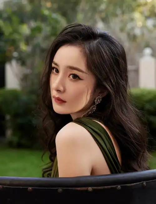 时尚芭莎杨幂虎年开年封大片来了