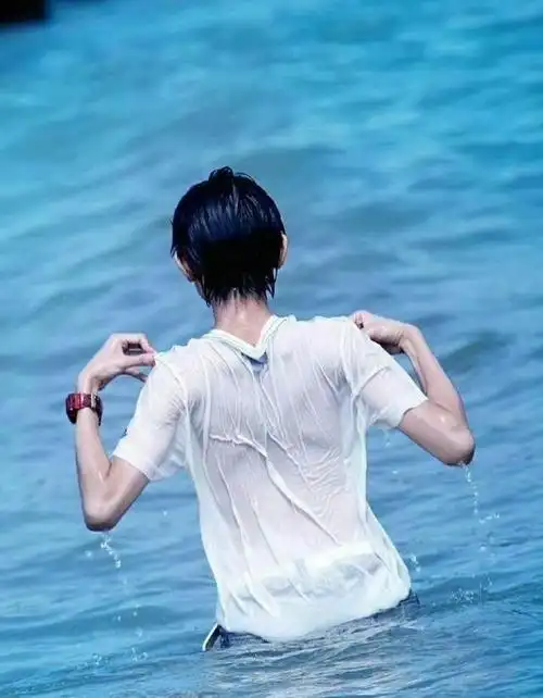 240204王源背影照成经典粉丝狂赞