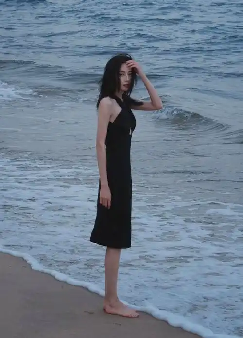迪丽热巴的一组海边大片,风中凌乱的长发,真的太有意境了  作为92年
