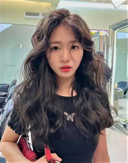 立冬后流行"烫满头"_发型_女生_气质