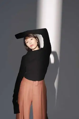 也许是都曾哭着吃过饭所以无法拒绝金池这一杯酒