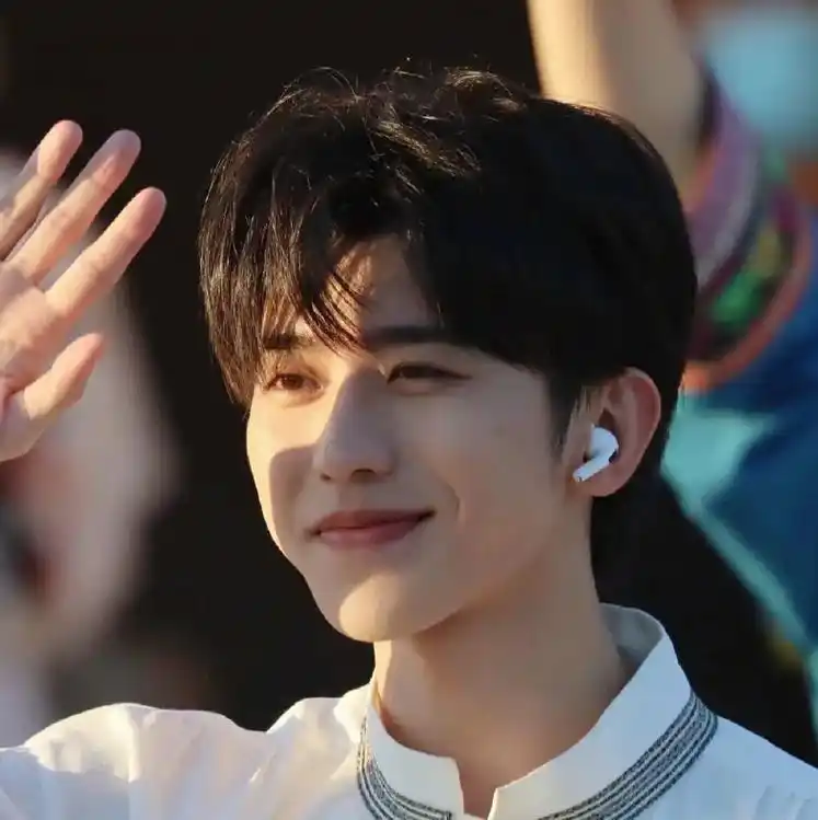 蔡徐坤要和吴亦凡当室友?葛斯齐直播曝料,蔡徐坤海报物料清除中