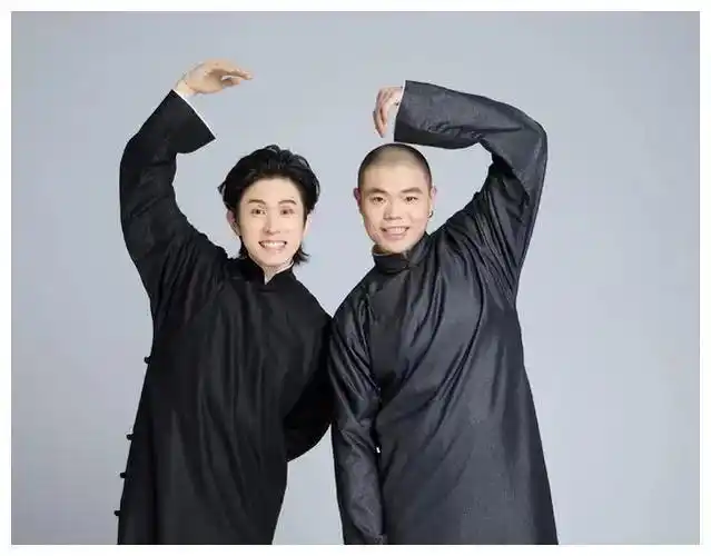 德云社新搭档亮相张鹤伦直播解释裂穴原因粉丝不敏感