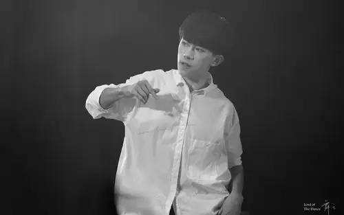 tfboys易烊千玺跳舞帅气黑白写真图片桌面壁纸