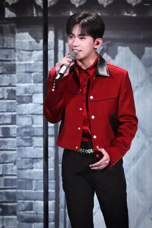 易烊千玺超话  2021 /0211 /210211  央视春晚  好烂漫的一位  #易烊