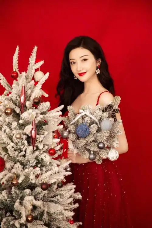 景甜圣诞前夕惊艳上线一袭吊带红裙美艳性感圣诞树前甜蜜撩人