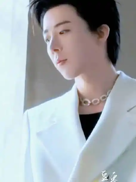 微博之夜经典造型#我的白马王子|刘宇宁我独爱的大背头,白西装.贵气.