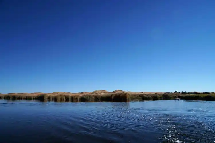 「像天一样浩渺无际」腾格里沙漠中的天然湖泊 - 月亮湖