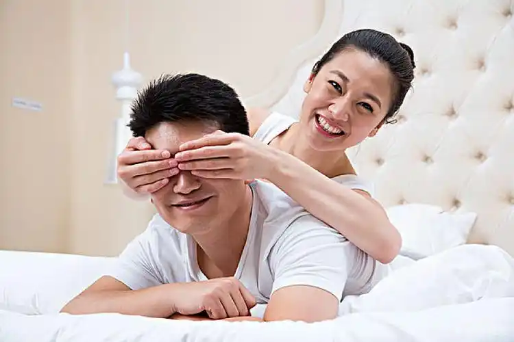 夫妻在卧室里亲昵_图片大全—全景创意图库(quanjing.