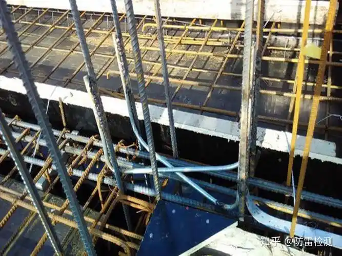 防雷装置的引下线应满足机械强度,耐腐蚀和热稳定的要求.