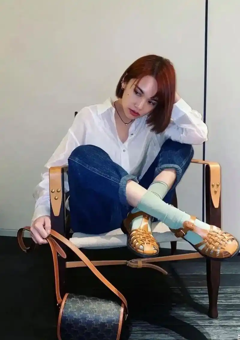 杨丞琳真不愧是李荣浩的老婆,穿白衬衫配牛仔裤,嫩得像个大学生 白