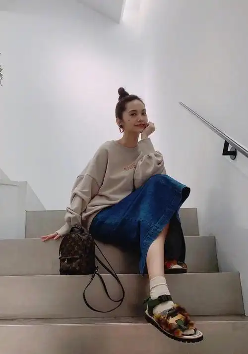 杨丞琳又换新发型留齐刘海再染新发色36岁显嫩回23岁