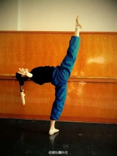 谋女郎张慧雯练舞照曝光 网友:文武双全