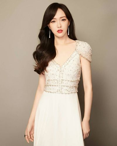 唐嫣包肩袖钉珠飘逸户外草坪森系婚礼教堂新娘小拖尾仙女婚纱2024