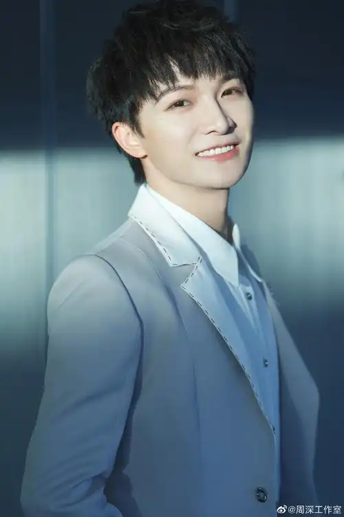 周深东方卫视中秋晚会路透看起来状态真的好好啊