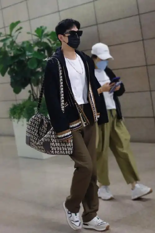 组图:杨洋上海出发飞往威尼斯朝粉丝挥手打招呼帅气满分第3张图片