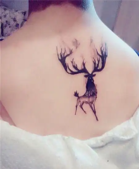 阳光男生后背马鹿纹身图案