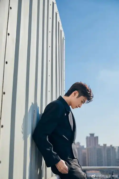 张云龙的身材比例是真好,头肩比好优越,大帅哥就是得多营业!
