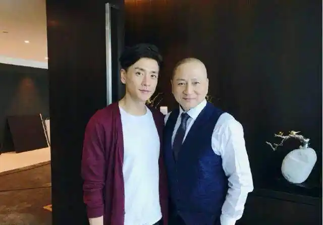 黄宗泽37岁生日晒和苗侨伟汤镇业的合照两代型男同框_白色_照片_穿着