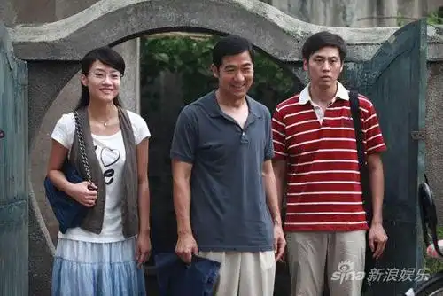 李昊臻(右)演活《养父》小人物李昊臻与小演员对戏新浪娱乐讯 经过