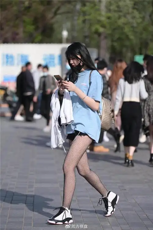 搭配黑白色的运动鞋,要是选择高跟鞋,会不一样|丝袜|运动鞋|黑白色