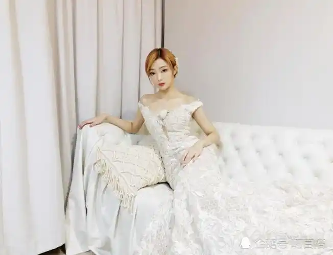 火箭少女李紫婷礼服照来袭各种服饰轻松搞定完美身材展露无遗