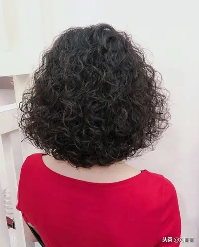 中年女性发型千万别瞎剪,"烫小卷,剪短发"洋气有气质