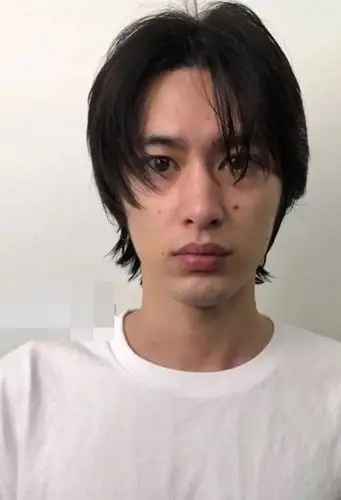 凸显出别样风韵的男生短发,展示出最为潮流帅气的发型设计