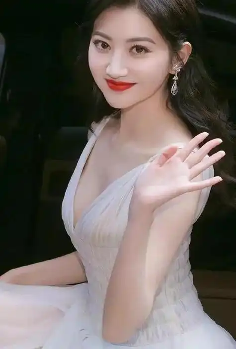 美女校花在线露点,网友开始欣赏模式32岁景甜罕走性感风,穿紧身深v裙