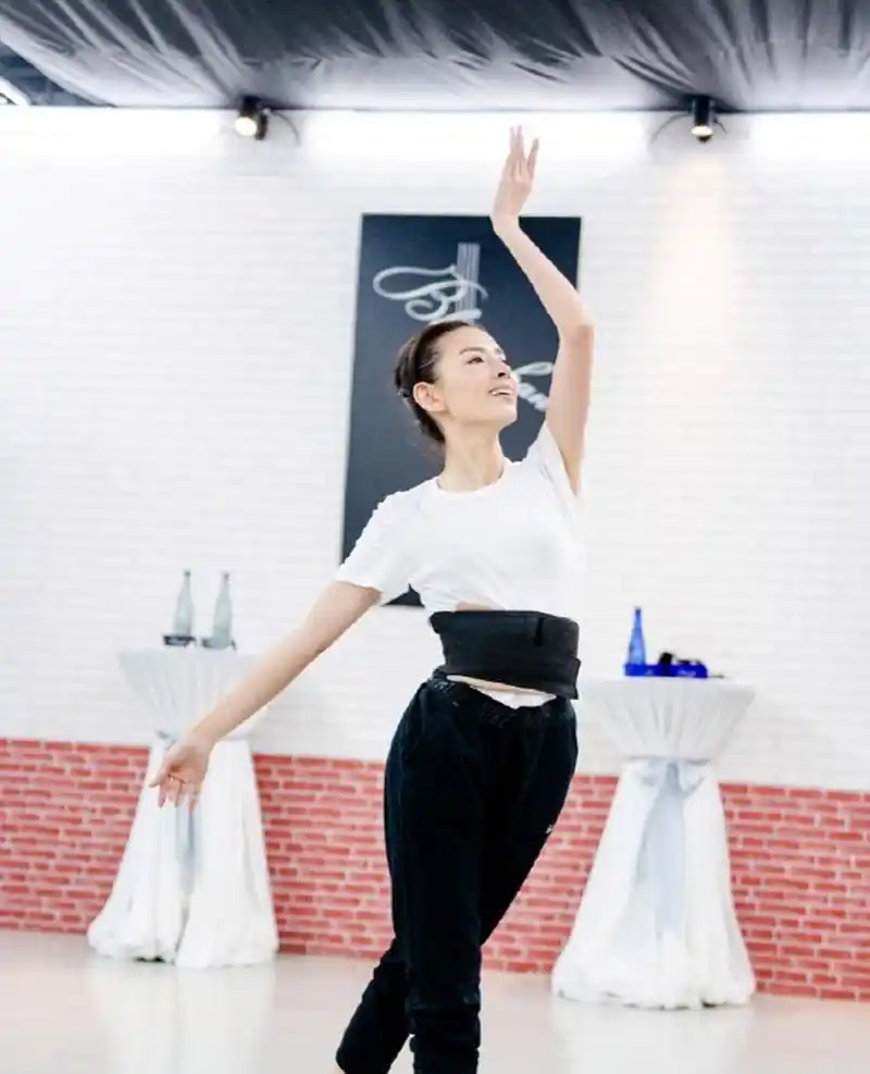 43岁的董洁在直播间卖健身瑜伽裤.